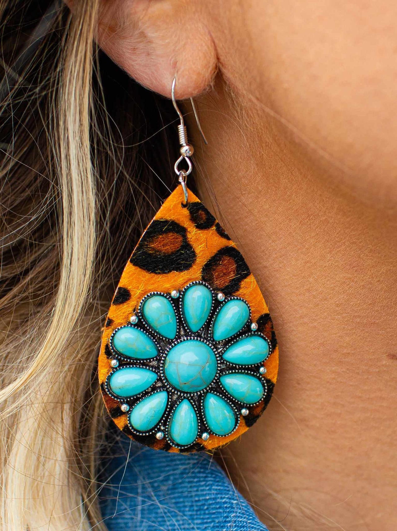 Brown leopard teardrop earring with turquoise stone flower.