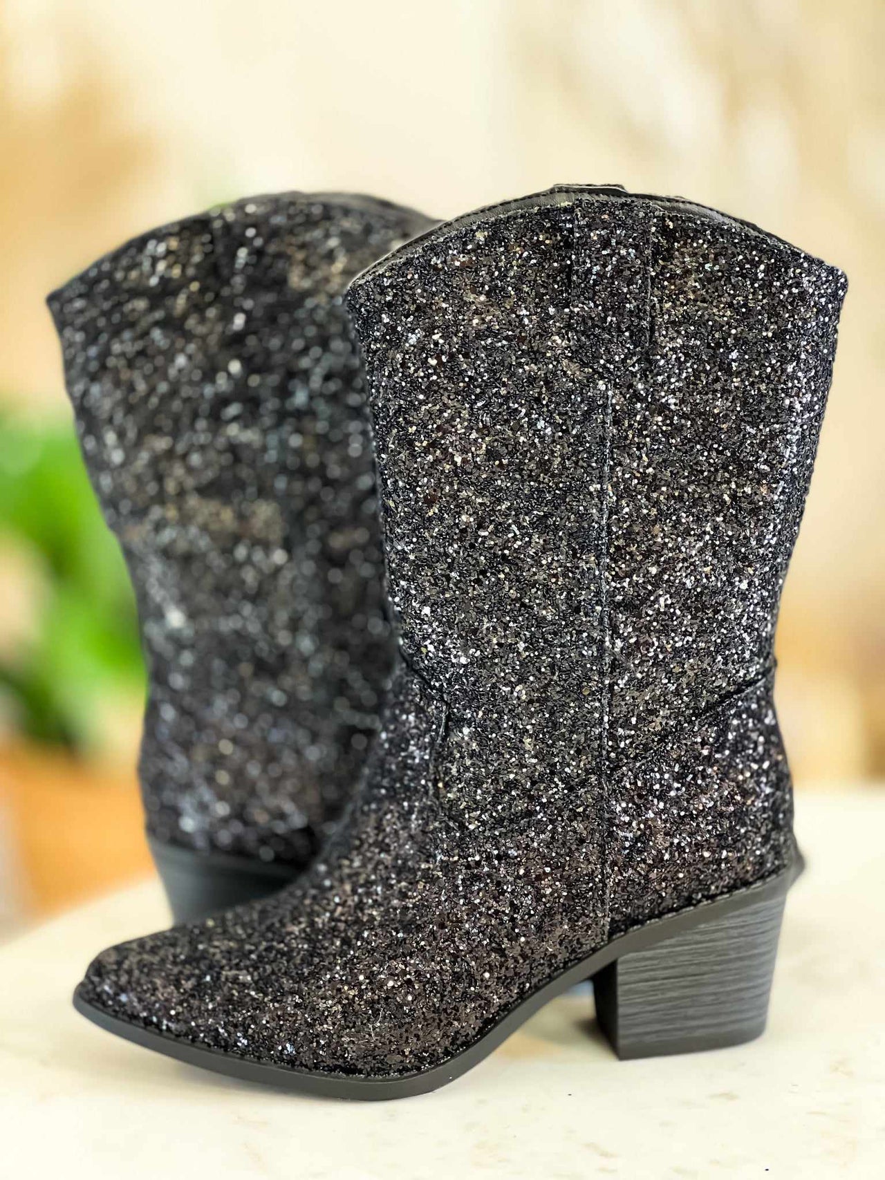 Short black boots with glitter
