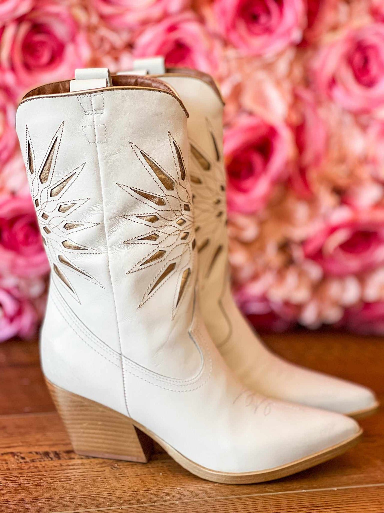 Short white western boots with heel.