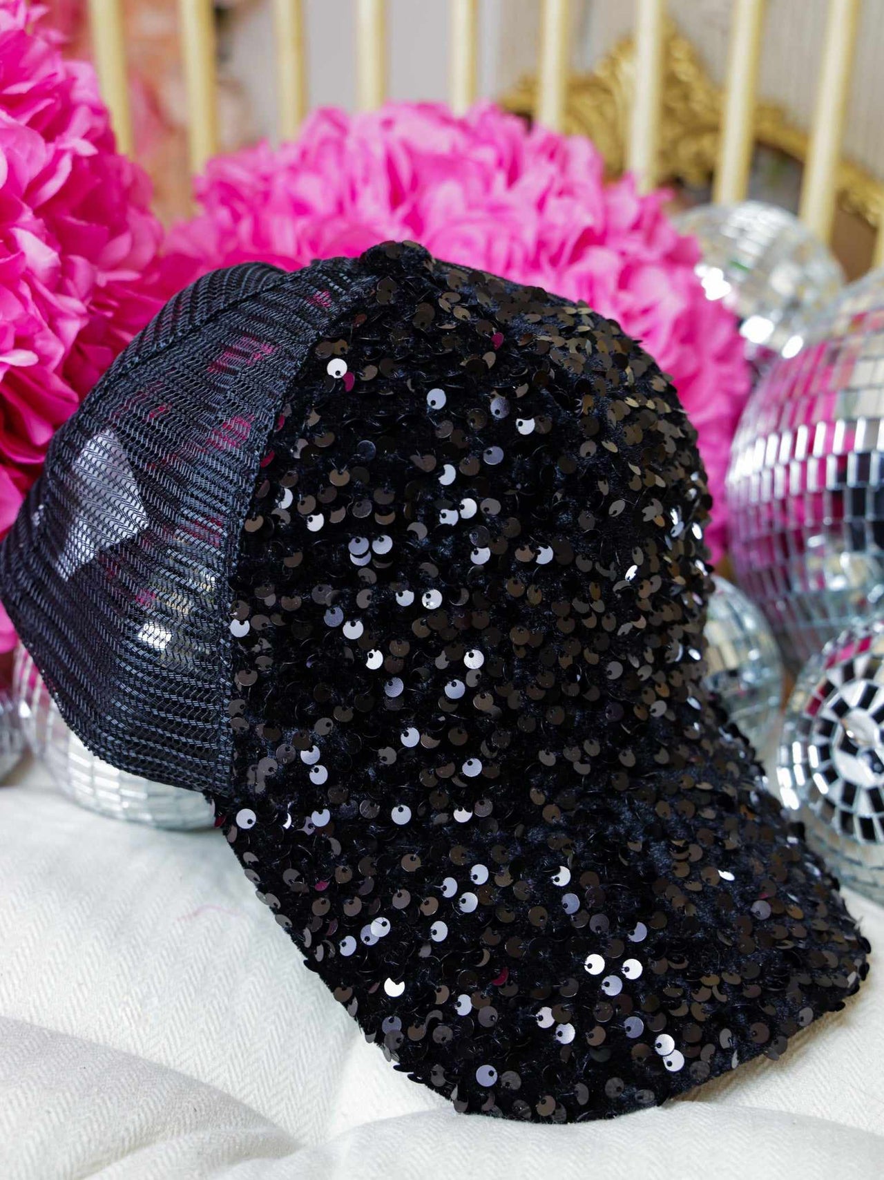 Black sequin women's baseball cap.